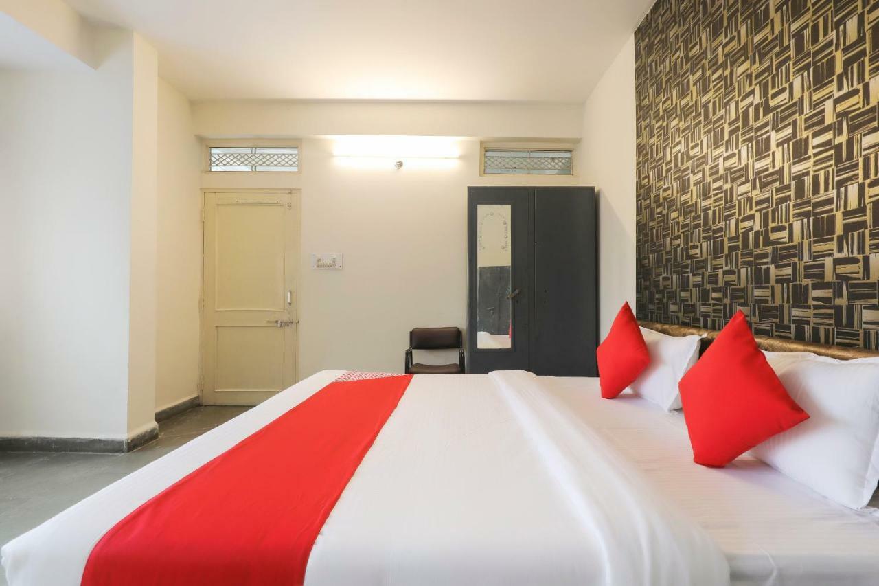 Oyo 41740 Karnawat Hotel